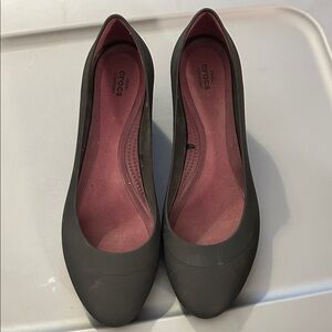 CROCS Women's Black wedges with burgundy Insole